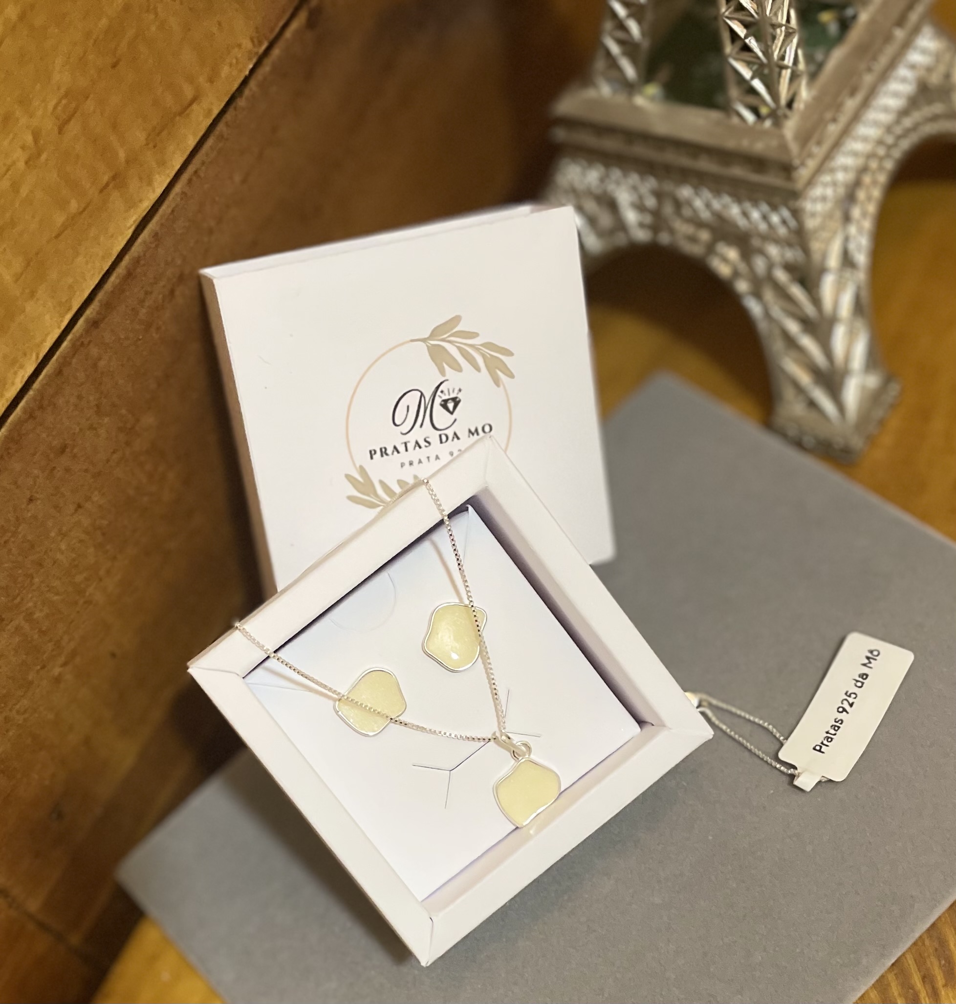 CONJUNTO COLAR +BRINCOS COM DETALHES EM RESINA  - miniatura 1