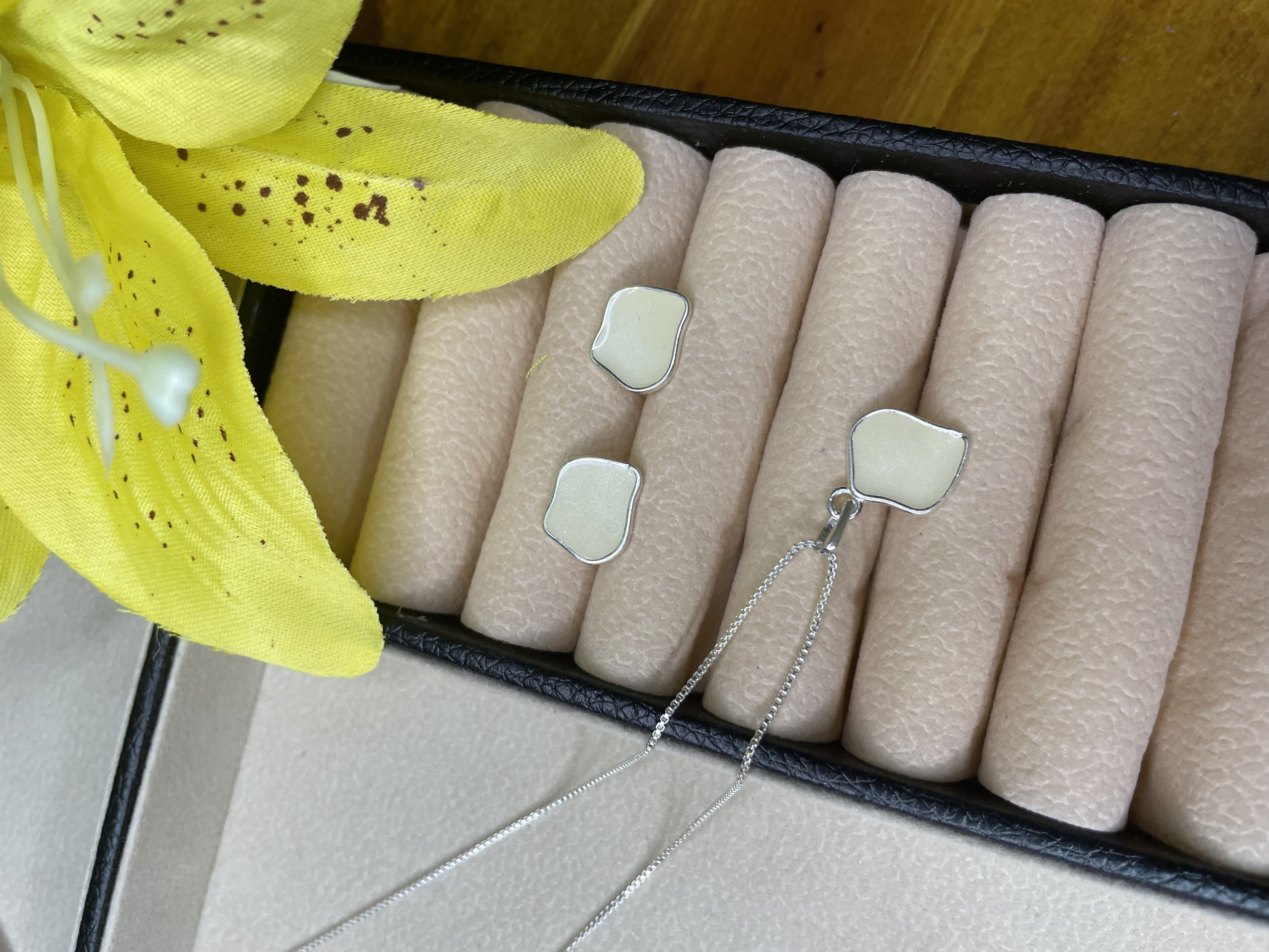 CONJUNTO COLAR +BRINCOS COM DETALHES EM RESINA 