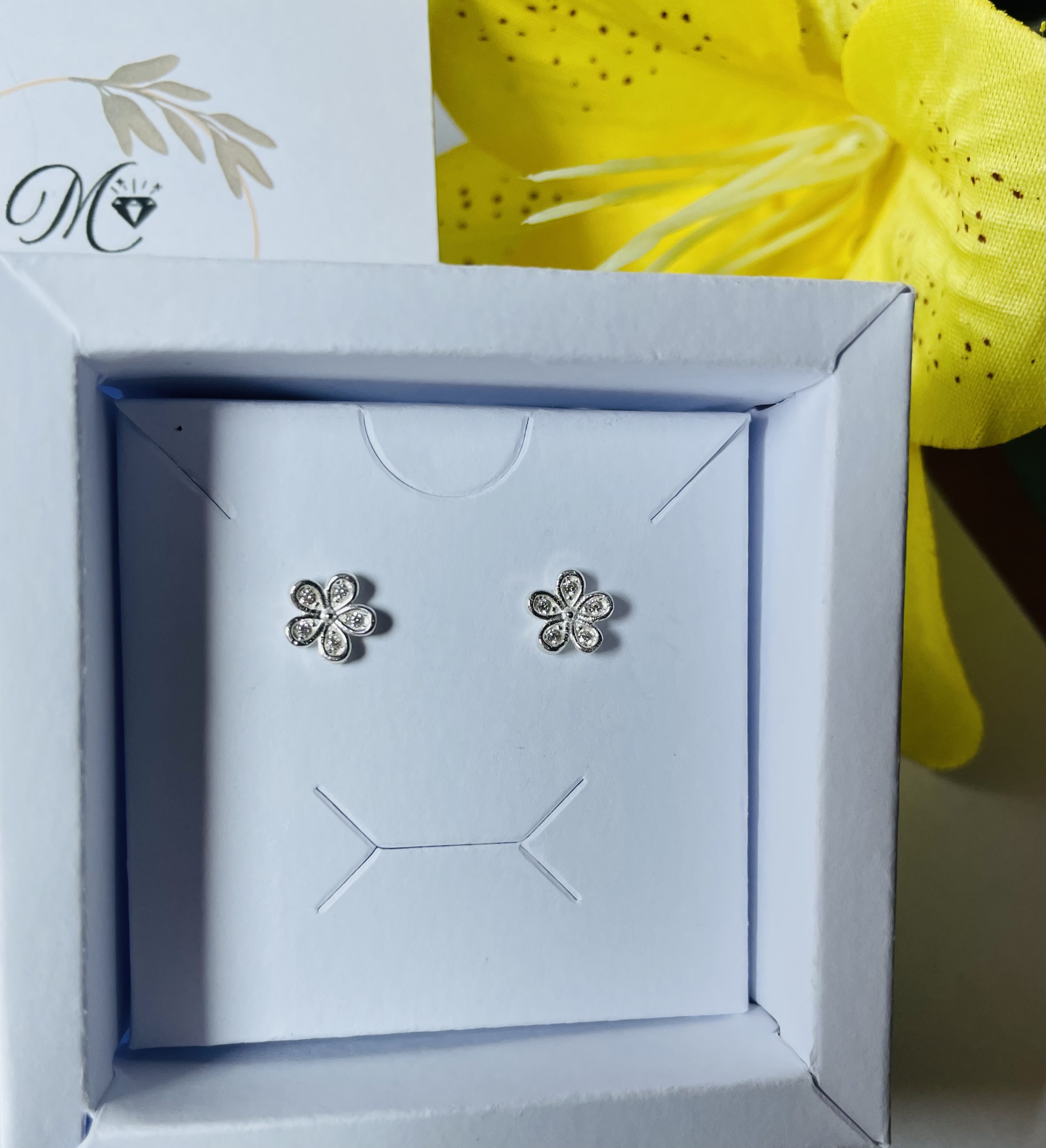 Brinco flor cravejado com Zircônias prata 925