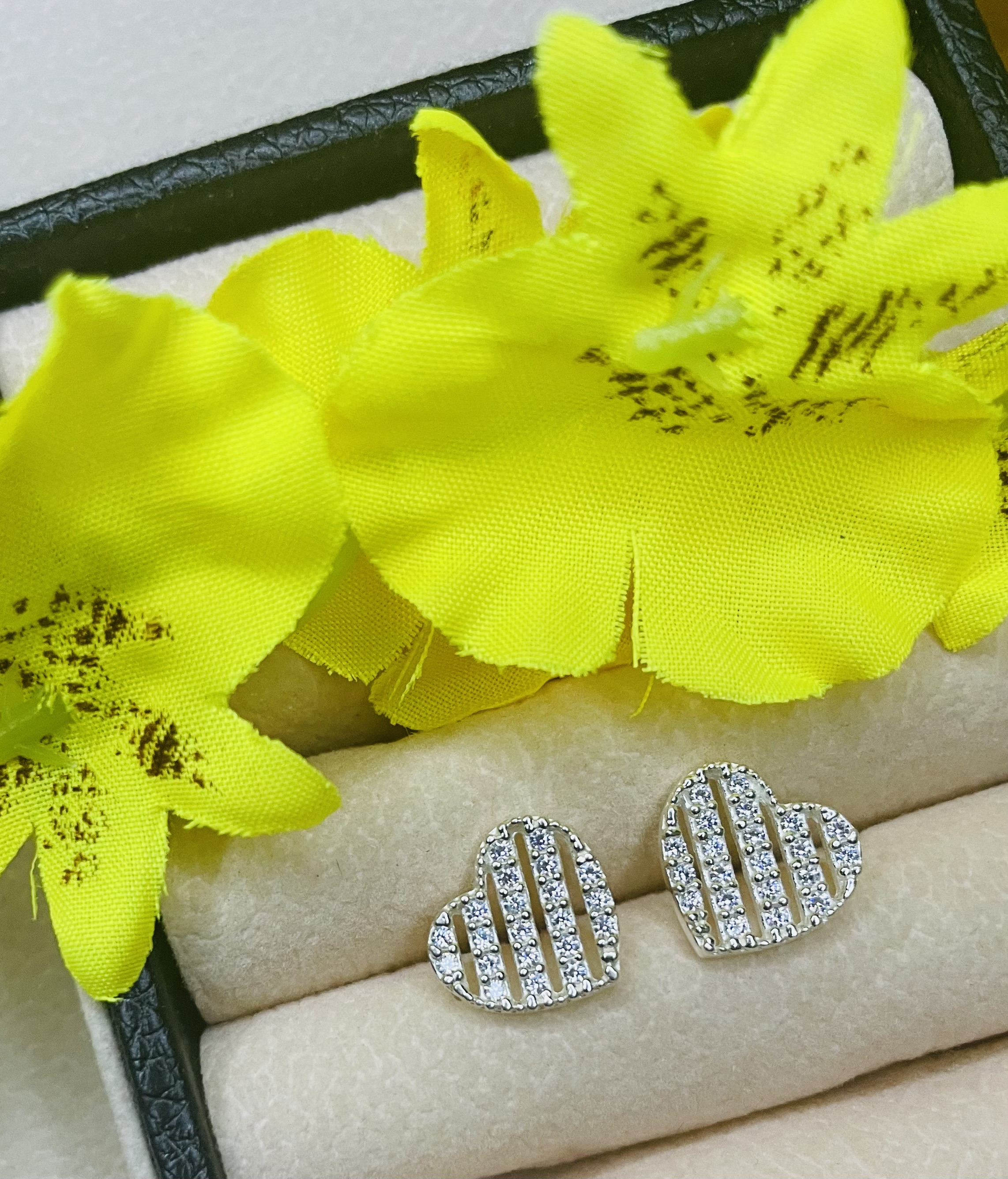 Brinco em prata 925 coração cravejado. - miniatura 1