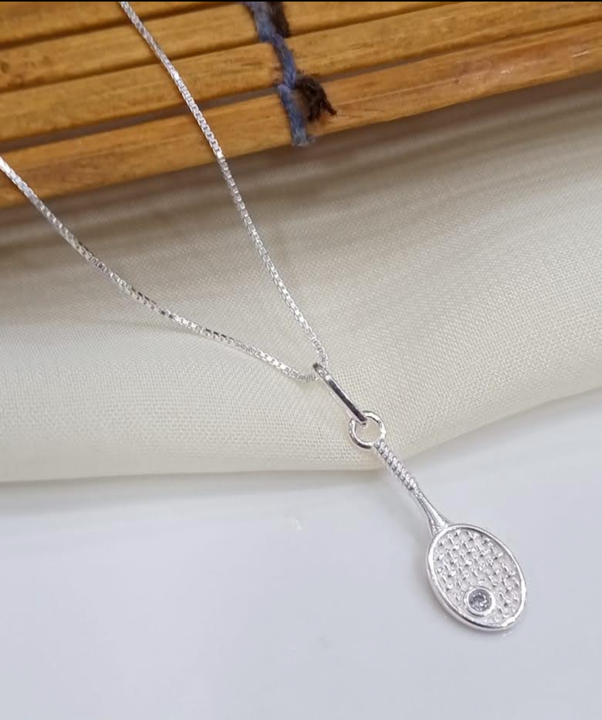 Colar com pingente raquete prata 925.